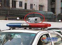 警车配上全方位音视频侦察系统，车顶上是（红圈处）可以360°旋转的探测器。