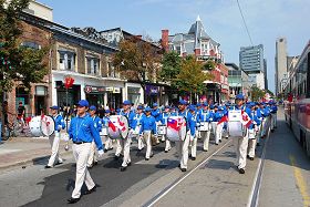 多伦多天国乐团参加社区大游行