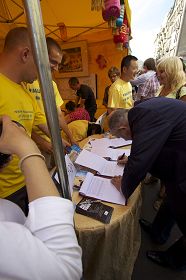 波兰议员马莱克•博罗夫斯基现场签名反对中共迫害法轮功