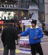 '法轮功学员在市中心广场讲真相，反迫害'