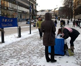 http://www.minghui.org/mh/article_images/2012-1-16-cmh-finland-02.jpg