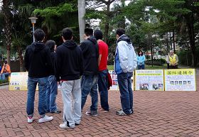 来自香港的年轻人听法轮功学员解说迫害真相
