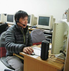 张士文正在用网路电话，给中国大陆民众讲真相、劝三退。
