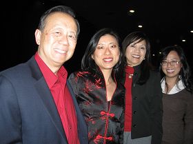 华裔医师陆孝先偕同太太（右二）与二个女儿都表示非常喜爱神韵。