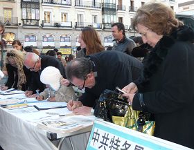 签字声援反迫害的西班牙民众和外国游客