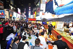 '霓虹灯林立的纽约时代广场再现大唐长安古风，全世界中国菜厨技大赛正在热闹进行。'