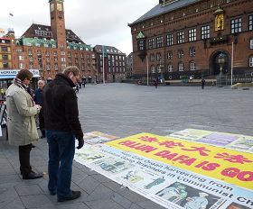 丹麦法轮功学员在首都市中心征签反迫害
