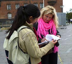丹麦法轮功学员在首都市中心征签反迫害