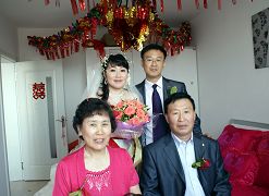 曹阳、惠丽綦和父亲曹广富及母亲赵敏的合影
