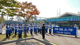 天国乐团在平泽港国际客运码头，为众多华人和韩国市民们演奏
