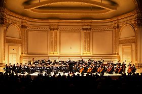 二零一二年十月二十八日，纽约卡耐基音乐厅迎来了神韵交响乐团世界首演。