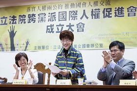 &#039二零一二年十一月二十三，台湾立法院正式成立"立法院跨党派国际人权促进会"，立法院副院长洪秀柱（中）到场祝贺，并宣读院长王金平的书面致词。&#039