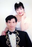 一九九八年陈汉昌的结婚照，瘦削的新郎和丰满的新娘
