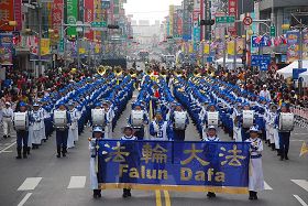 '天国乐团行进在嘉义市最热闹的中山路圆环，民众夹道欢呼'