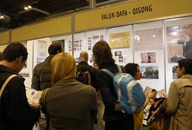 在西班牙全国健康博览会上，法轮大法展位吸引众多参观者