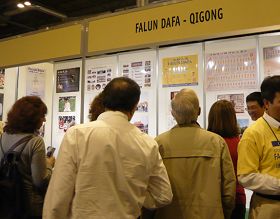 在西班牙全国健康博览会上，法轮大法展位吸引众多参观者