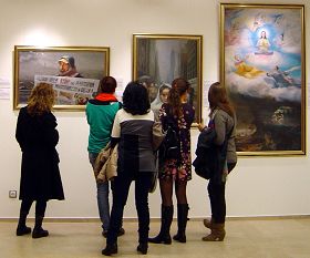 巴塞罗那市Urgell文化中心展览馆内，观众参观真善忍美展