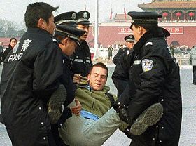 德国法轮功学员安德利·胡博尔在天安门被非法抓捕的一幕