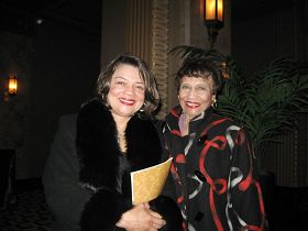 '哈里斯━斯托州立大学罗莎琳·英格兰·亨利（Rosalyn England━Henry）（右）与女儿罗莎琳·迈尔斯（Rosalyn Miles）'