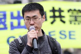 去年从中国大陆来到加拿大的史学工作者弘毅第一次参加声援退党的活动