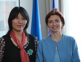 &#039捷克政府人权专员莫妮卡・西蒙科娃 （右）接见法轮功学员吕适平女士&#039