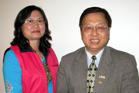 桃园县议员李丽珠（左）与桃园县政府县政顾问彭武坤