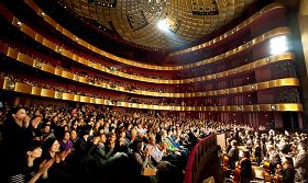 神韵巡回艺术团于四月二十一日，在林肯中心大卫寇克剧院演出爆满的场面。