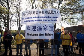 法轮功学员打出横幅，传递重要信息
