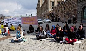 '来瑞典旅游的土耳其学生明白真相后，主动要和法轮功学员坐在一起抗议中共迫害'