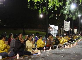'悉尼法轮功学员在拜莫尔公园烛光纪念四·二五'