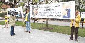 '波蘭媒體在總理府外現場拍照，了解真相'