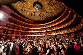 神韵巡回艺术团于四月二十二日下午，在林肯中心大卫寇克剧院演出爆满的场面。