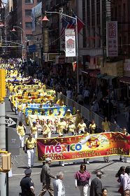 纽约七千人大游行庆法轮大法洪传20周年
