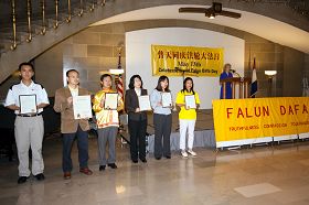 法轮功学员们展示各城市给法轮大法的褒奖证书