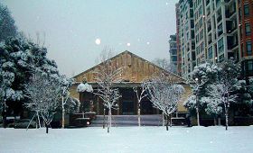 图一：二零一零年冬，中国船舶重工集团公司第七零一研究所礼堂（位于武昌紫阳路268号），礼堂周围和上空布满了光球，明亮闪耀。