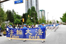 Image for article Canada: les spectateurs du défilé de Coquitlam apprécient la fanfare de la Terre divine (photos)