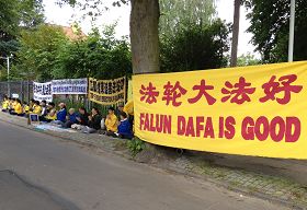 法轮功学员在丹麦中使馆前呼吁胡锦涛把握历史机会，停止迫害法轮功，法办迫害法轮功的江泽民及其流氓集团。