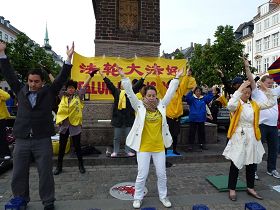法轮功学员在议会大厦附近的高桥广场炼功呼吁反迫害