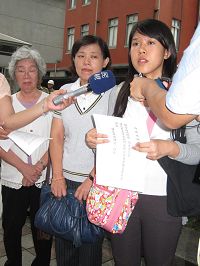 &#039为营救遭中共绑架的台湾法轮功学员钟鼎邦，六月二十七日下午钟鼎邦家属等人向总统府陈情。&#039