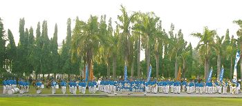 '天国乐团演奏印尼国歌。'