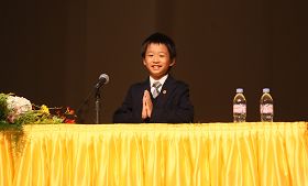 十歲日本小弟子在法會上交流自己的修鍊故事