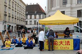 '法轮功学员在维也纳Michaelerplatz广场举办反迫害活动'