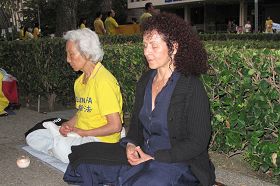 洛杉矶法轮功学员和支持者在中领馆前举行了烛光悼念活动，呼吁制止迫害。