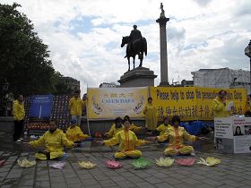 2012年7月20日英国法轮功学员在伦敦鸽子广场北角举行讲真相呼吁制止迫害活动