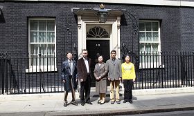 英国法轮功学员代表在唐宁街10号递交反迫害签名