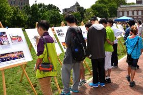 来自中国大陆的中学生争相阅读介绍法轮功和反迫害的真相展板