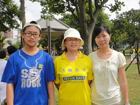 何秋莺（右）和妹妹陈雨萍（中）、雨萍的儿子合影