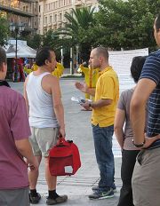 雅典市中心中央广场上，法轮功学员向游客讲真相