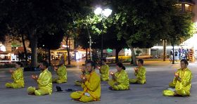 雅典市中心中央广场上，法轮功学员烛光悼念被中共迫害致死的<span class='voca' kid='59'>同修</span>