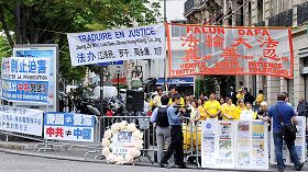 二零一二年七月二十日，法国法轮功学员在中共驻巴黎使馆前举行反迫害十三周年集会